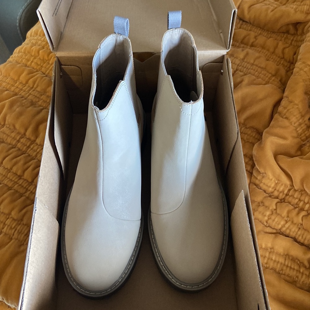 Tan suede Teva boots